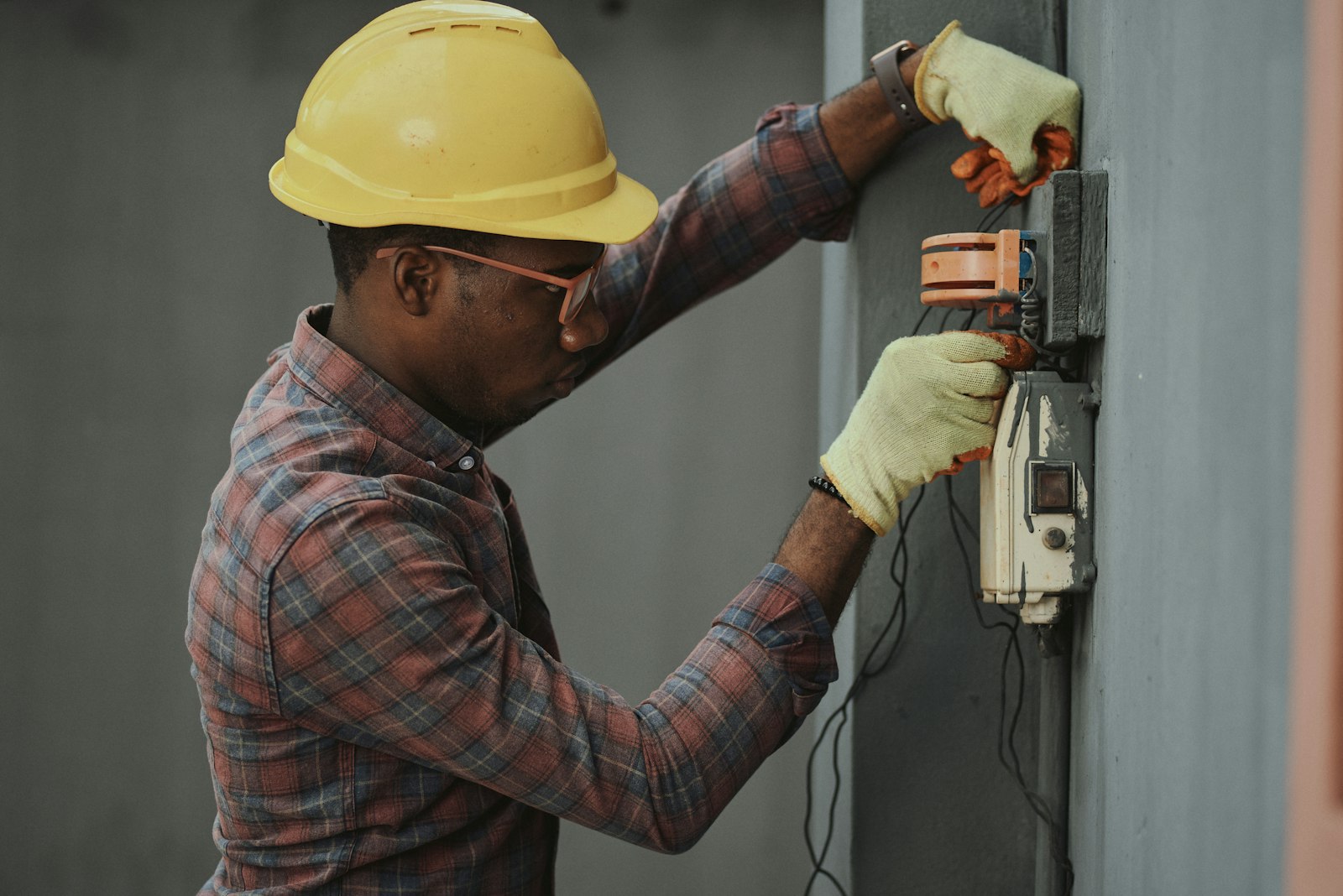 Électricien en intervention